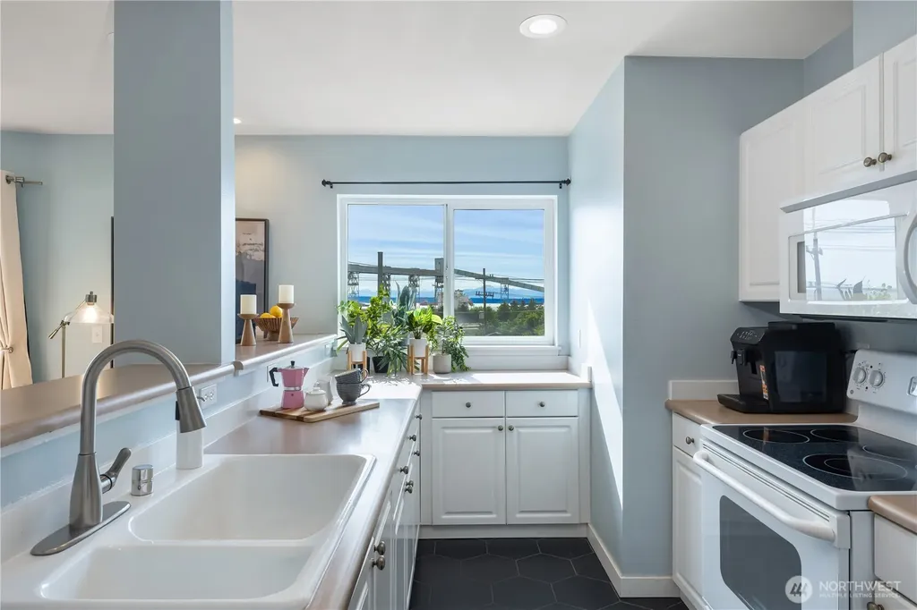 524 6th Avenue W Seattle WA 98119