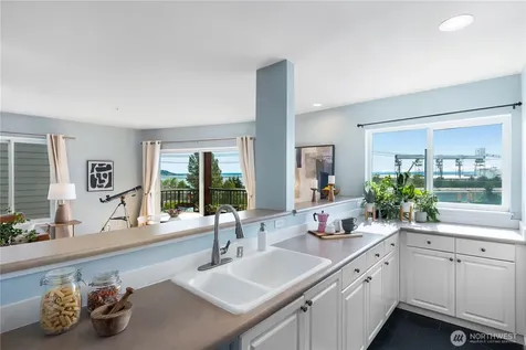 524 6th Avenue W Seattle WA 98119