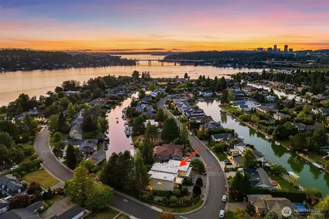 2 Crescent Key SE Bellevue WA 98006