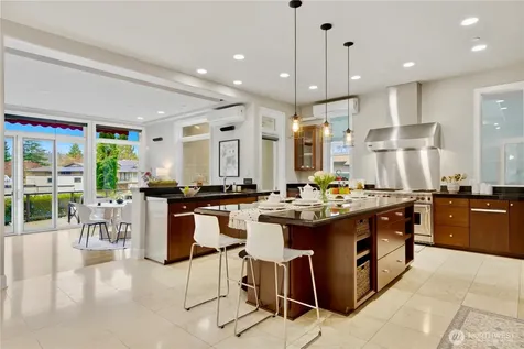 2 Crescent Key SE Bellevue WA 98006