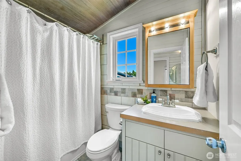 5551 Maple Way Blaine WA 98230