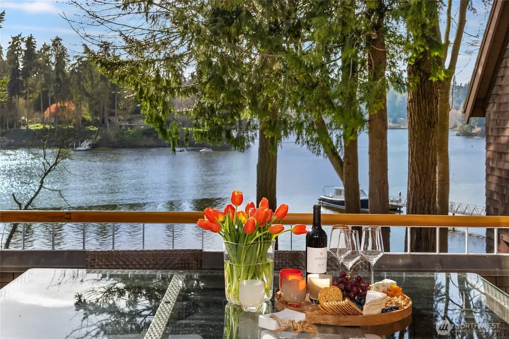339 Lovell Avenue SW Bainbridge Island WA 98110