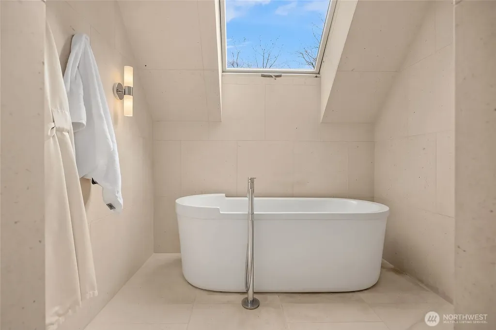 339 Lovell Avenue SW Bainbridge Island WA 98110