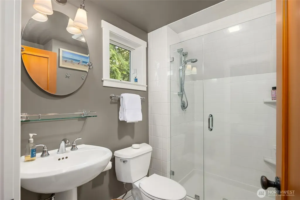 339 Lovell Avenue SW Bainbridge Island WA 98110
