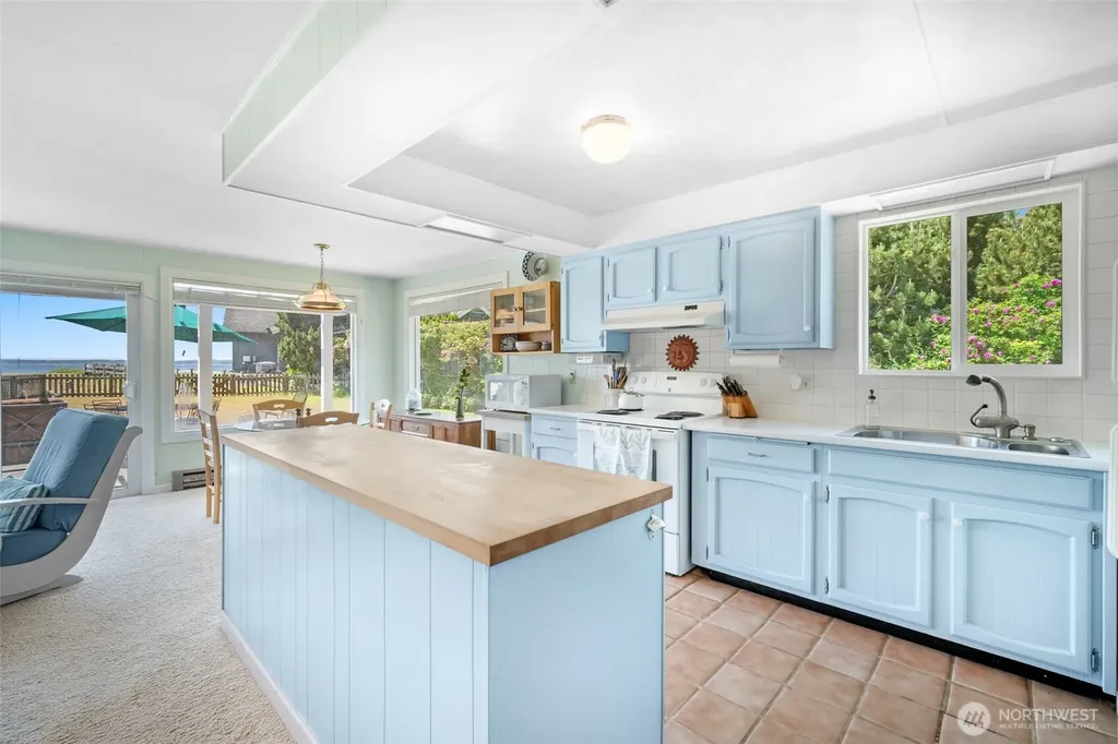 5782 Menlo Beach Lane Freeland WA 98249