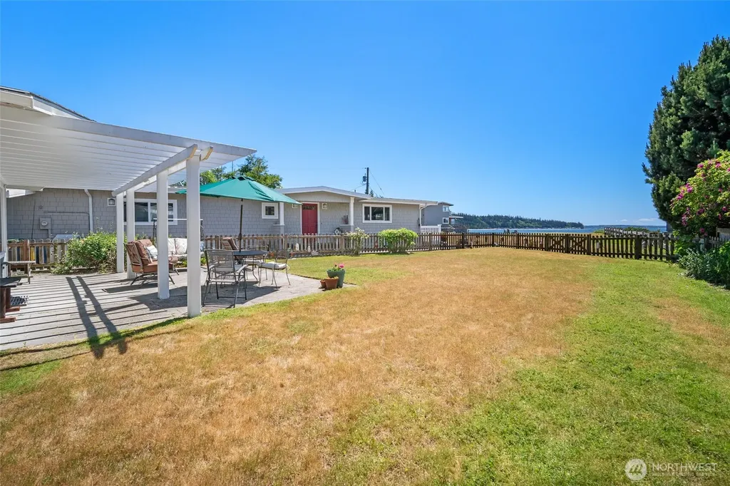 5782 Menlo Beach Lane Freeland WA 98249