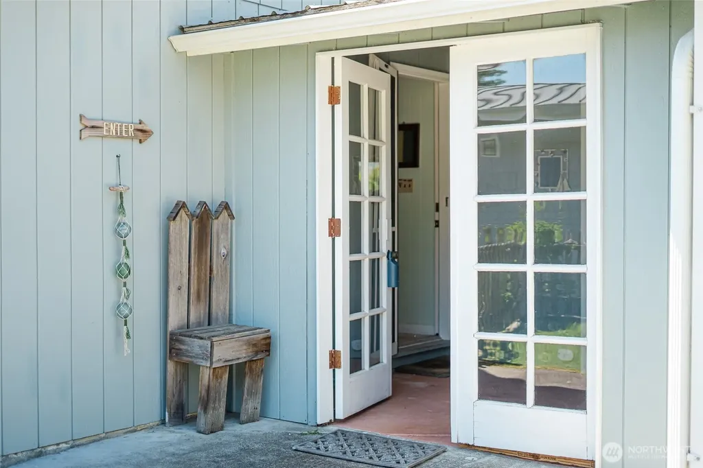 5782 Menlo Beach Lane Freeland WA 98249