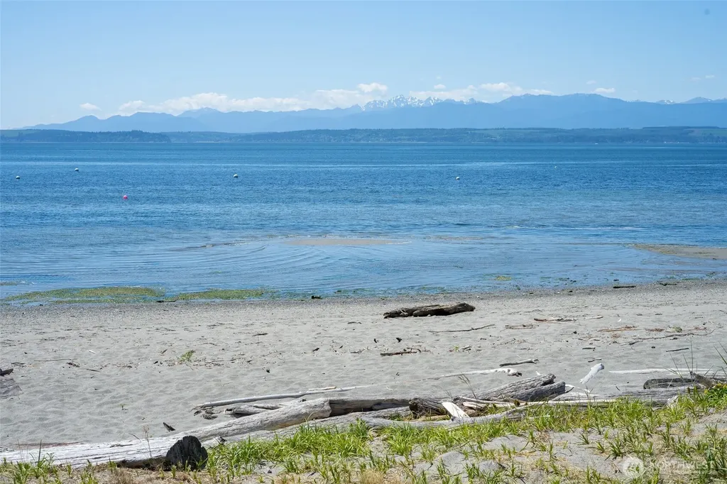 5782 Menlo Beach Lane Freeland WA 98249