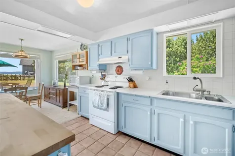 5782 Menlo Beach Lane Freeland WA 98249