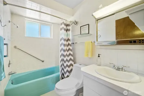 5782 Menlo Beach Lane Freeland WA 98249