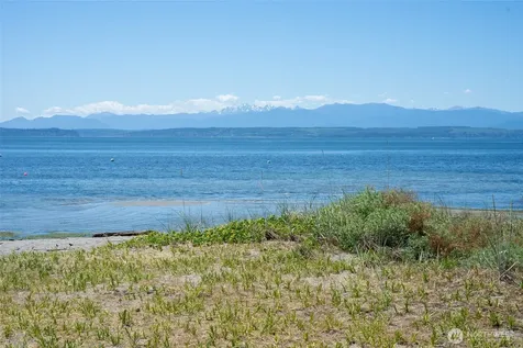5782 Menlo Beach Lane Freeland WA 98249
