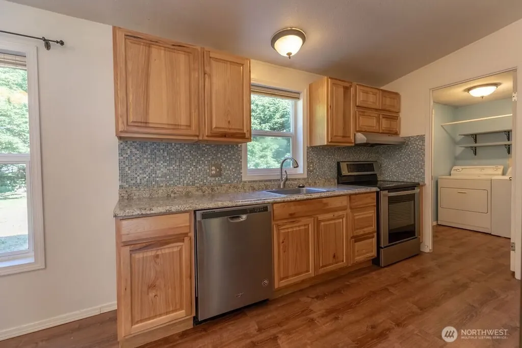 21 Simmons Street Sekiu WA 98381