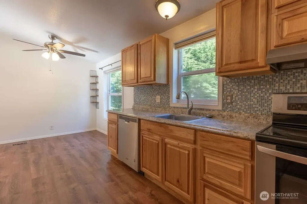 21 Simmons Street Sekiu WA 98381