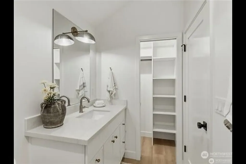 2806 W Dravus Seattle WA 98199