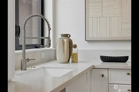 2806 W Dravus Seattle WA 98199