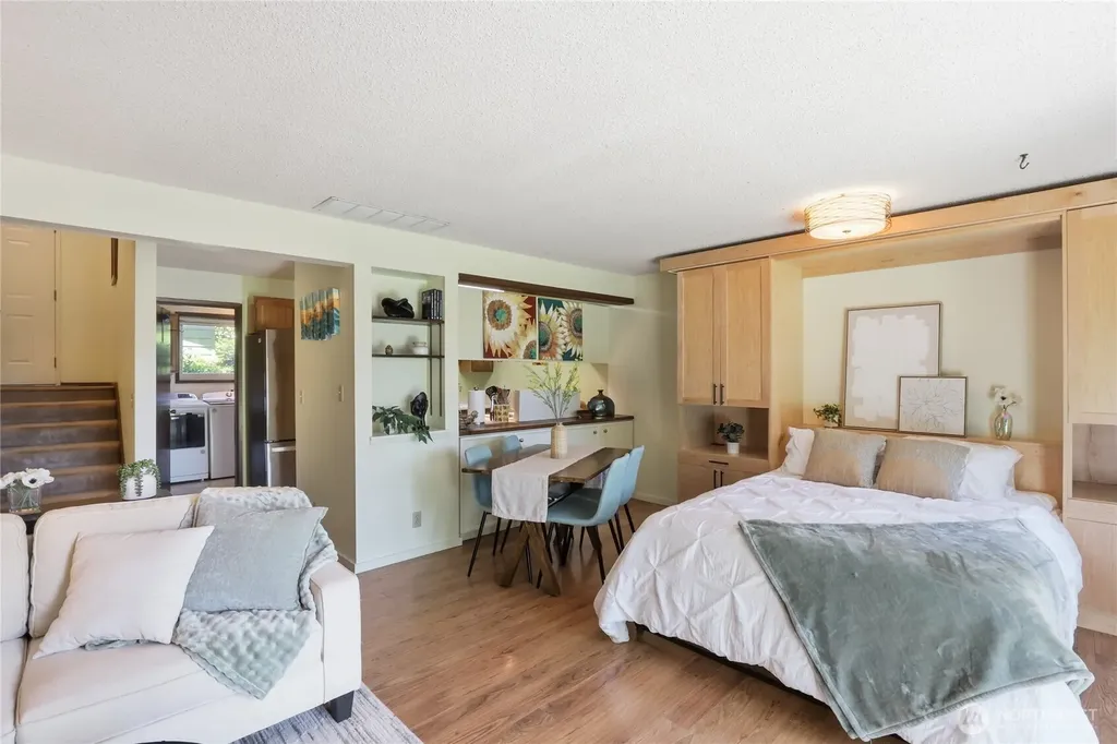 1041 Ihland Place NE Bainbridge Island WA 98110