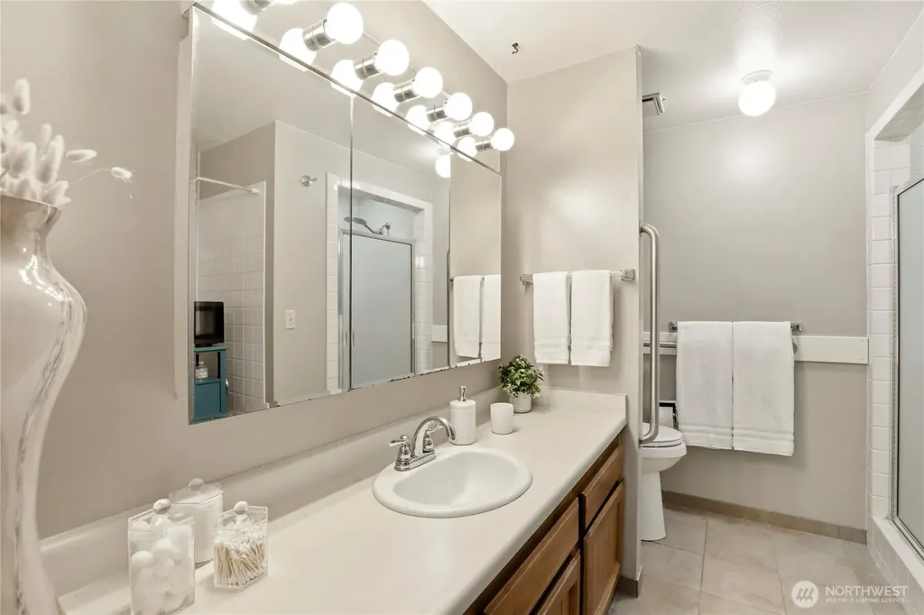 1041 Ihland Place NE Bainbridge Island WA 98110