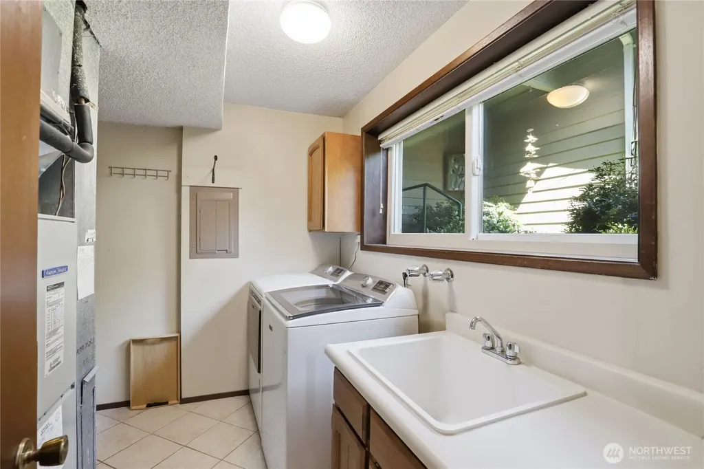 1041 Ihland Place NE Bainbridge Island WA 98110