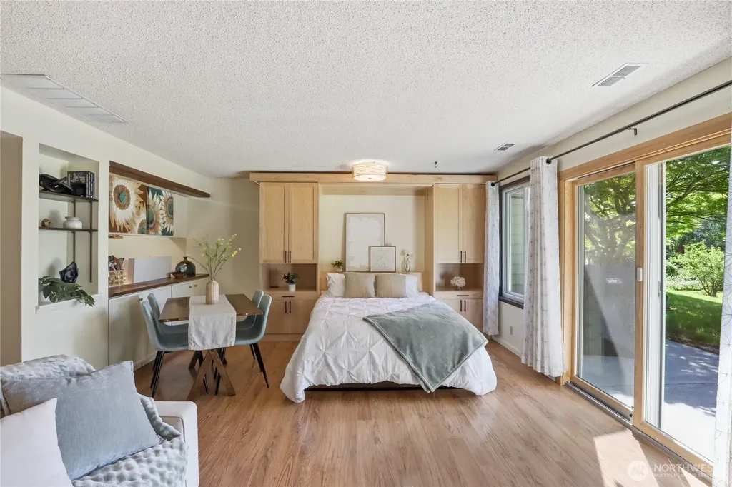 1041 Ihland Place NE Bainbridge Island WA 98110