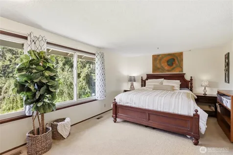 1041 Ihland Place NE Bainbridge Island WA 98110