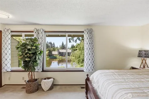 1041 Ihland Place NE Bainbridge Island WA 98110