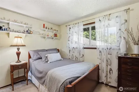 1041 Ihland Place NE Bainbridge Island WA 98110