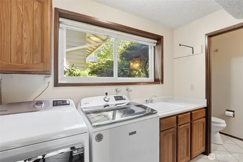 1041 Ihland Place NE Bainbridge Island WA 98110