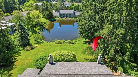 1041 Ihland Place NE Bainbridge Island WA 98110
