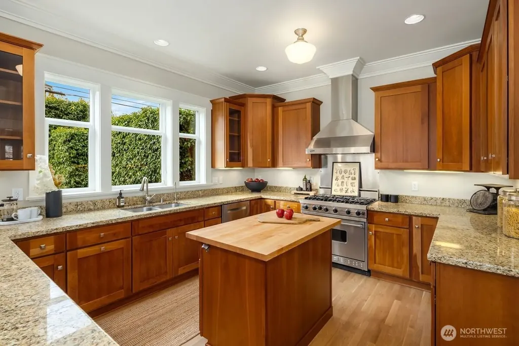 5113 47th Avenue NE Seattle WA 98105