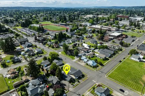 706 3rd Street SW Puyallup WA 98371
