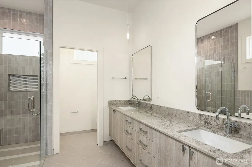 102 NE 44th Street Seattle WA 98105