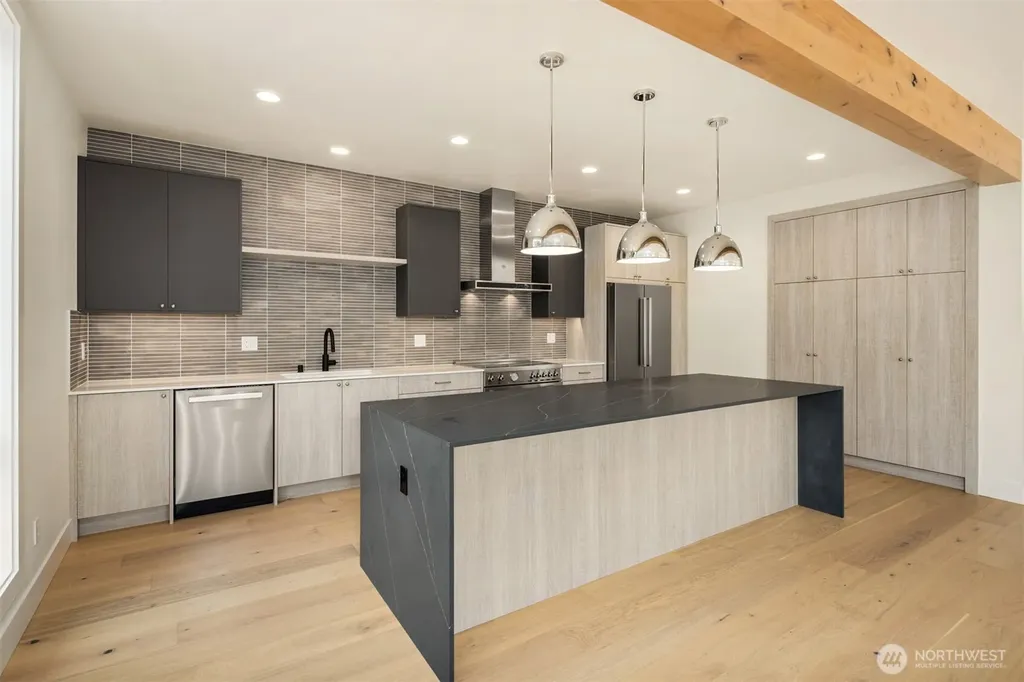 102 NE 44th Street Seattle WA 98105