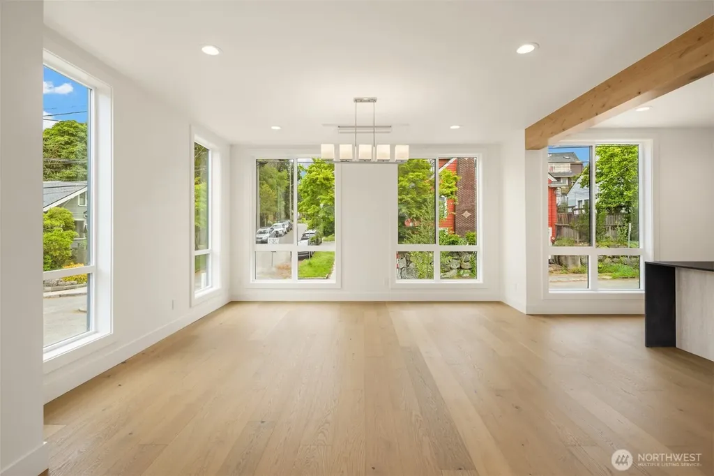 102 NE 44th Street Seattle WA 98105