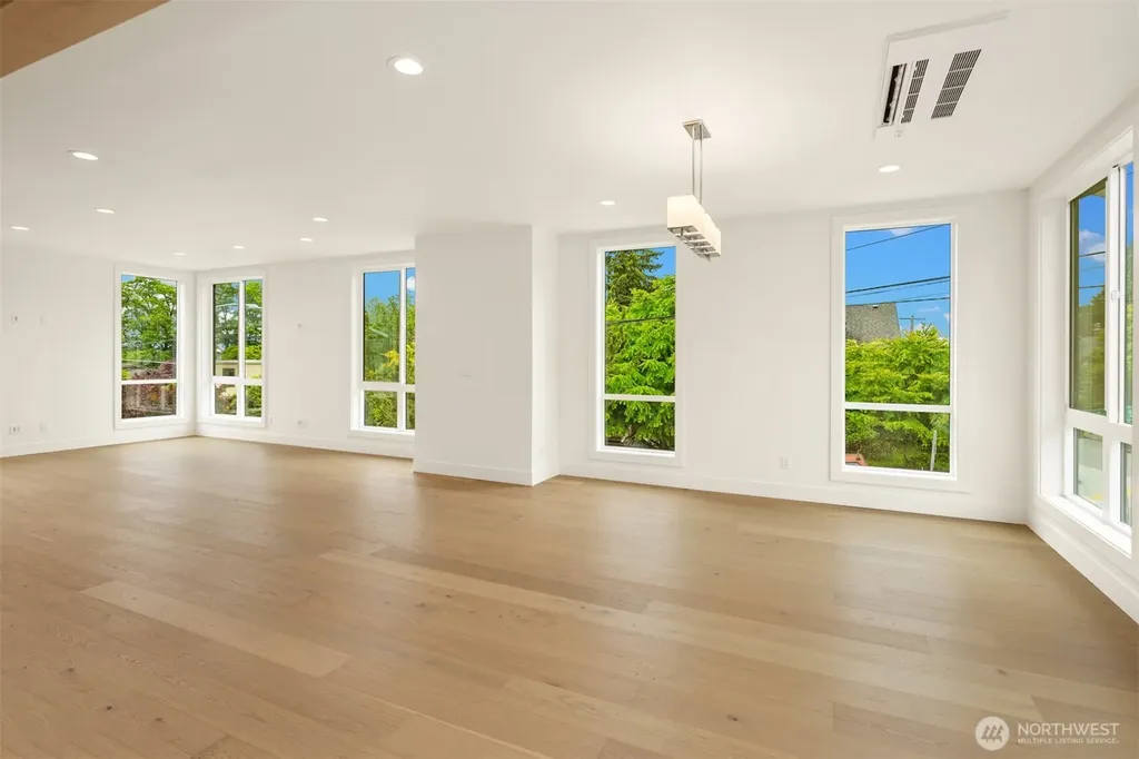 102 NE 44th Street Seattle WA 98105