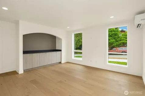 102 NE 44th Street Seattle WA 98105