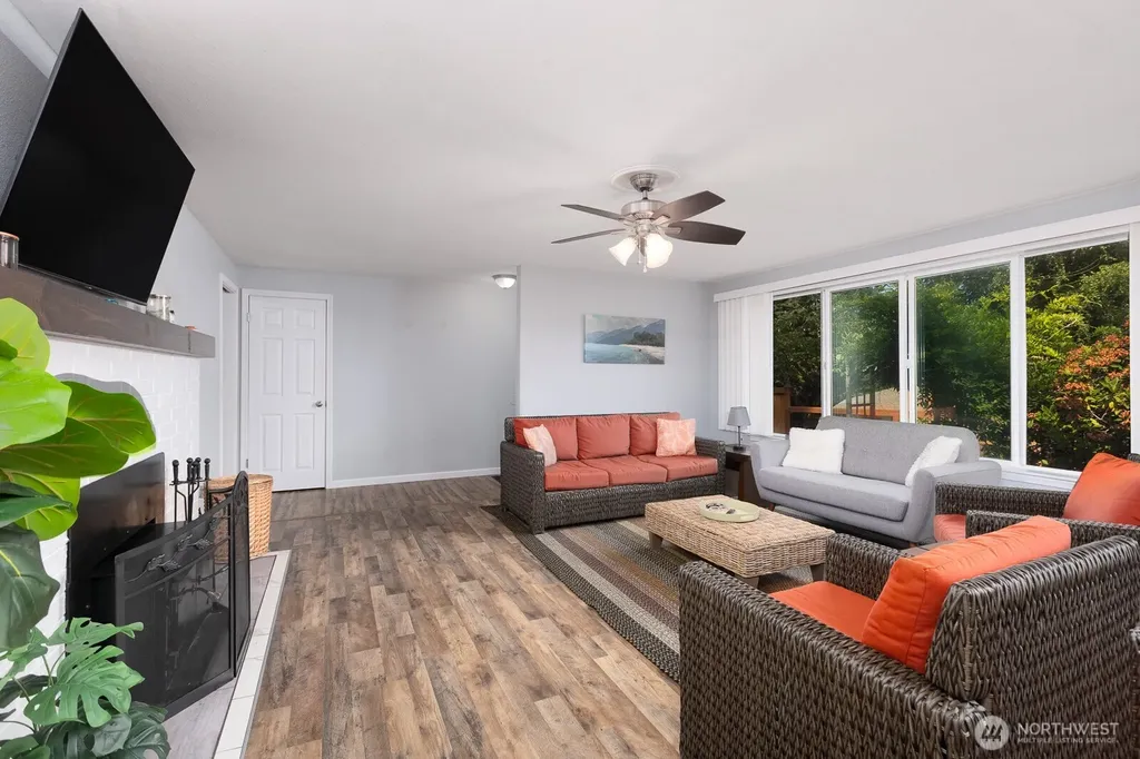 124 Crestwood Drive SW Lakewood WA 98498