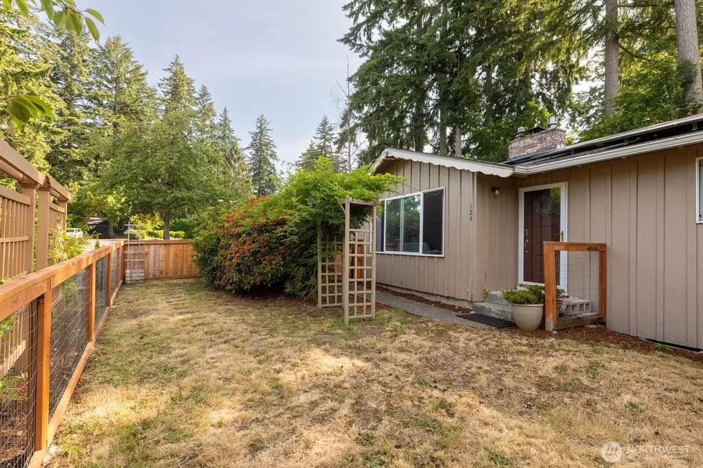 124 Crestwood Drive SW Lakewood WA 98498
