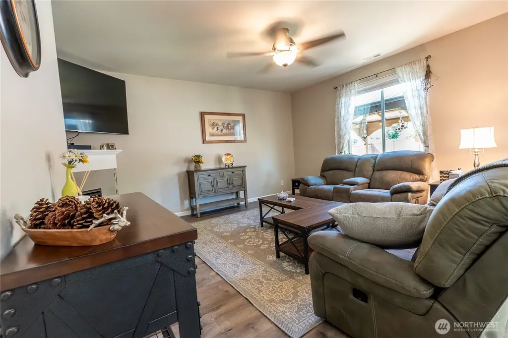 963 Bondgard Avenue E Enumclaw WA 98022