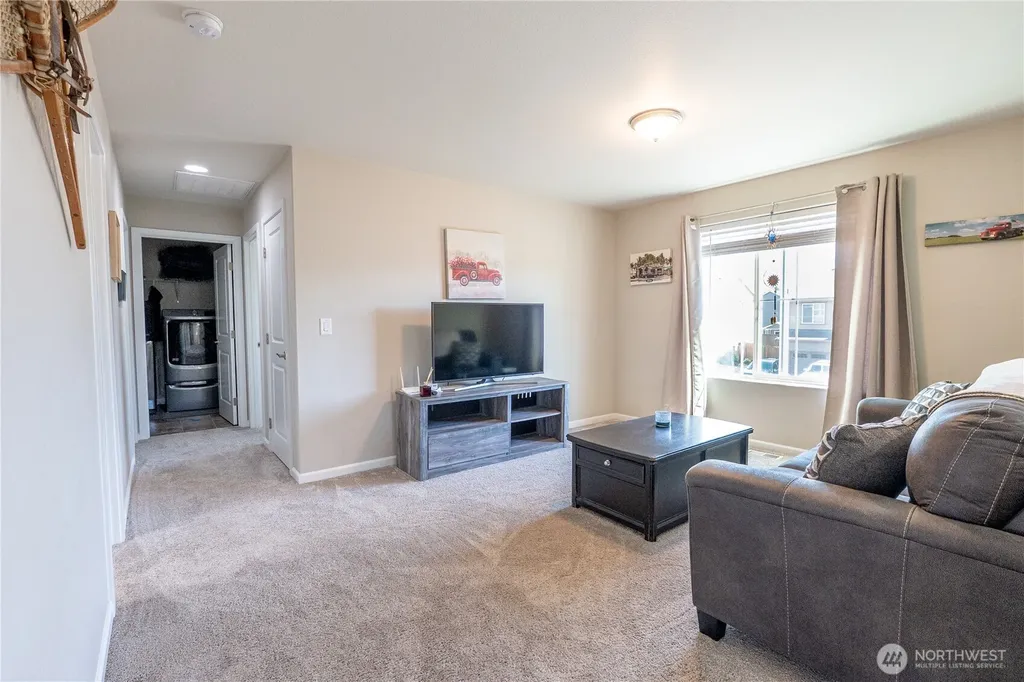 963 Bondgard Avenue E Enumclaw WA 98022