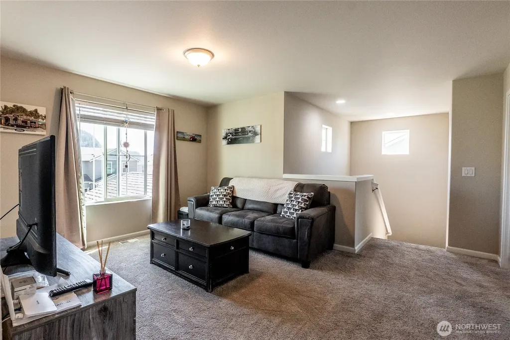 963 Bondgard Avenue E Enumclaw WA 98022