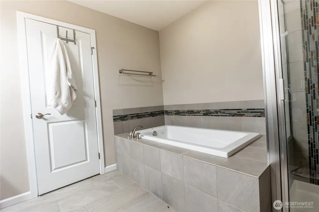 963 Bondgard Avenue E Enumclaw WA 98022