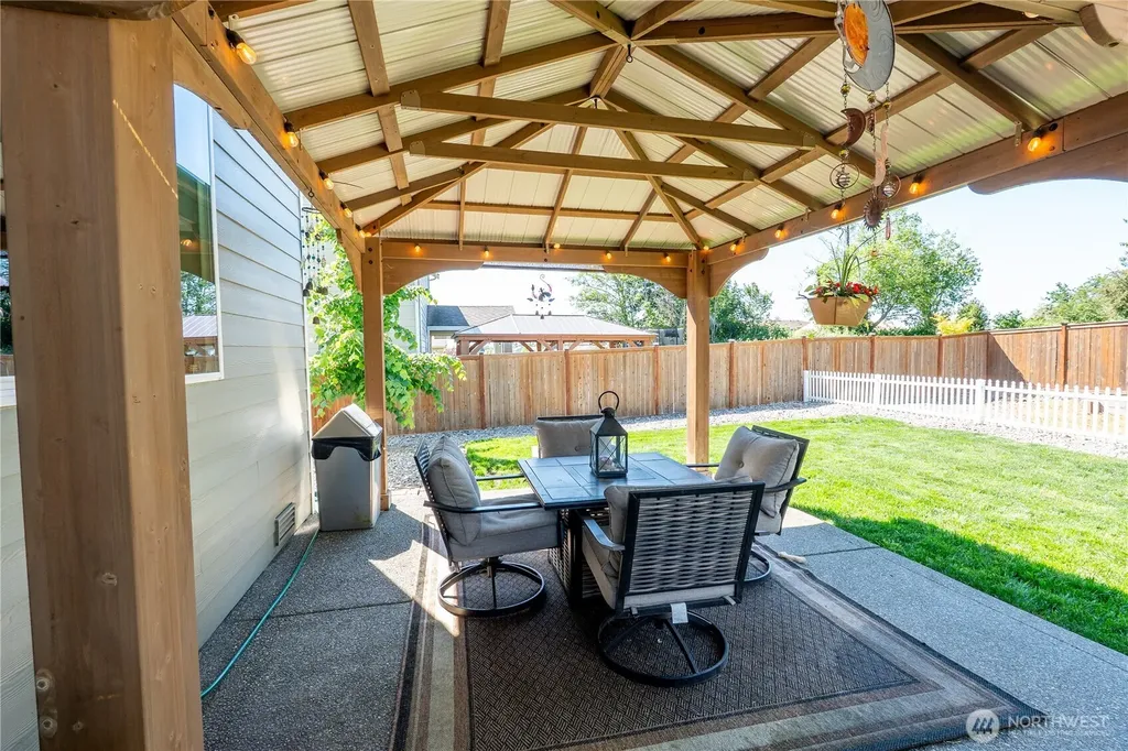 963 Bondgard Avenue E Enumclaw WA 98022