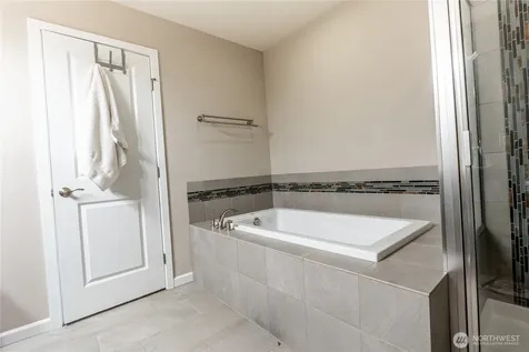 963 Bondgard Avenue E Enumclaw WA 98022
