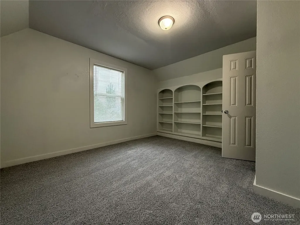 102 Hawthorne Avenue E Pacific WA 98047