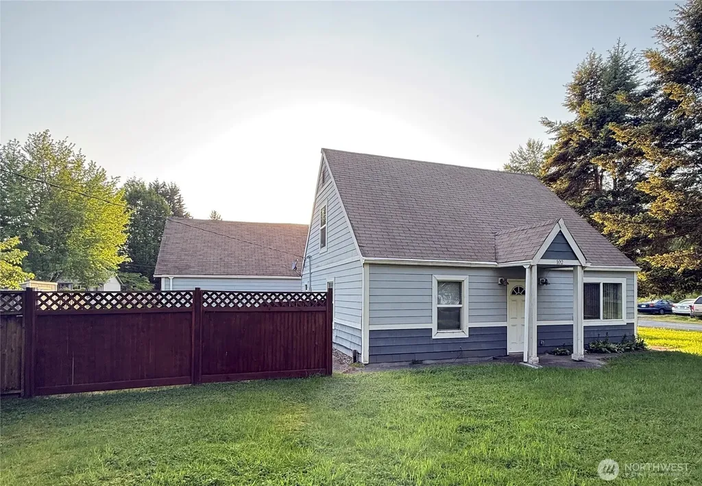102 Hawthorne Avenue E Pacific WA 98047