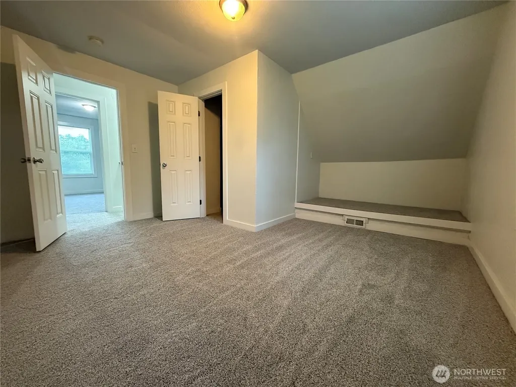 102 Hawthorne Avenue E Pacific WA 98047