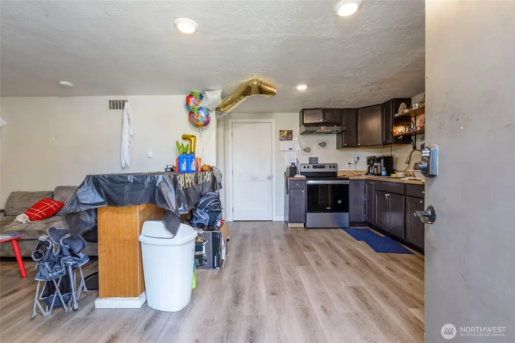 102 9th Street SW Puyallup WA 98371
