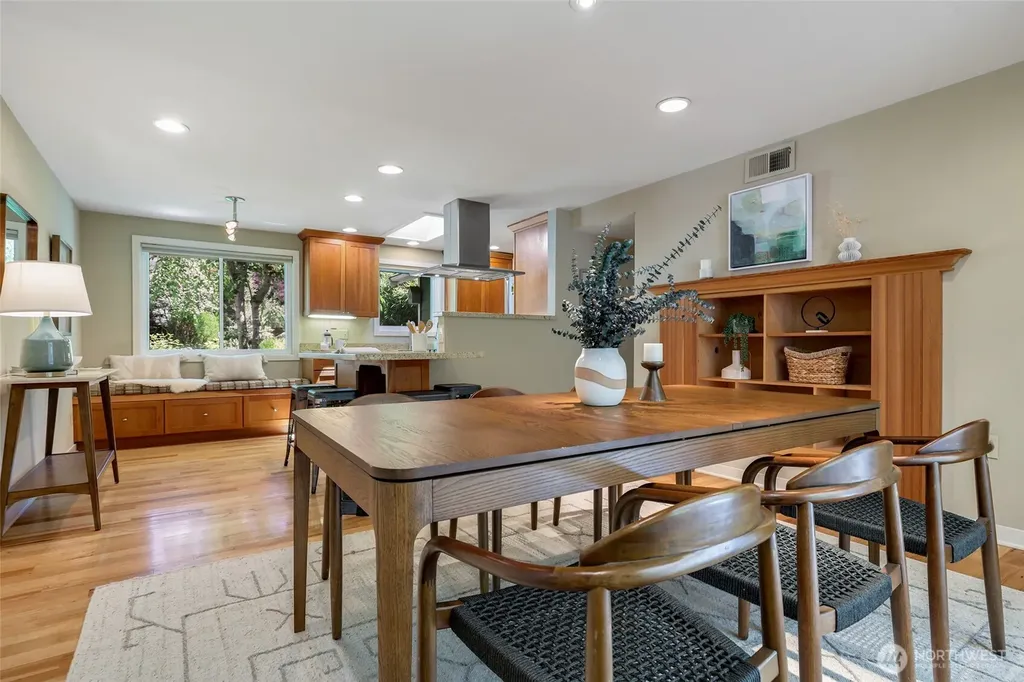 9543 46th Avenue NE Seattle WA 98115