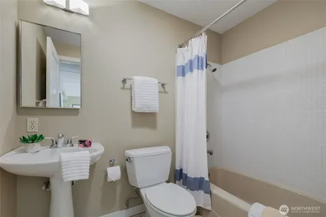 9543 46th Avenue NE Seattle WA 98115