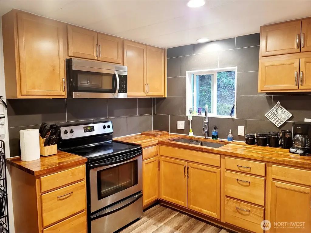 70 N Colony Surf Drive Lilliwaup WA 98555